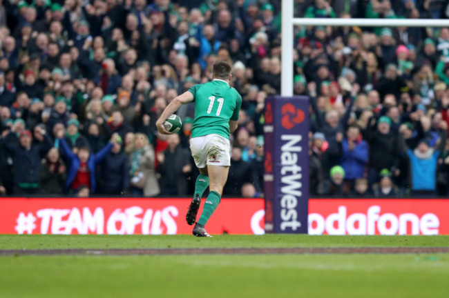 Jacob Stockdale runs in a try