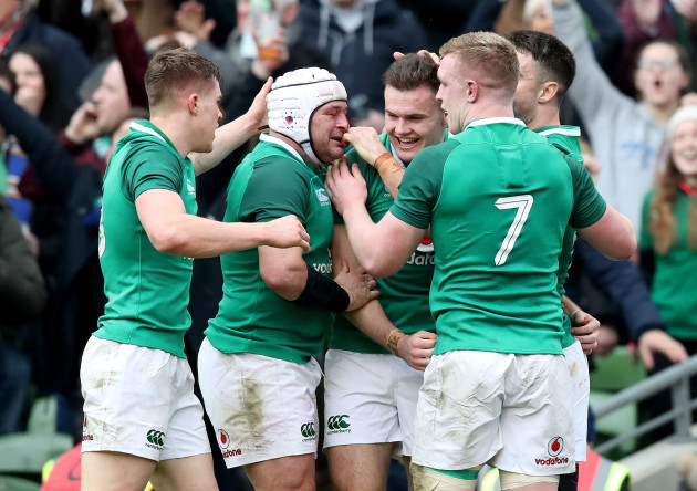 Jacob Stockdale celebrates scoring a try with Garry Ringrose, Rory Best, Dan Leavy and Conor Murray