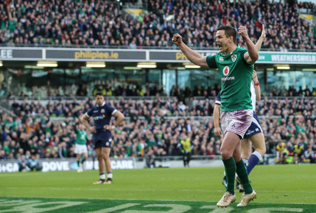 Johnny Sexton celebrates as Conor Murray scores a try