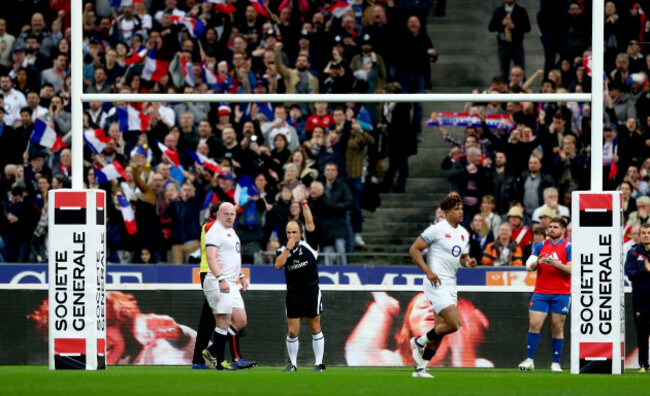 Jaco Peyper awards France a penalty try