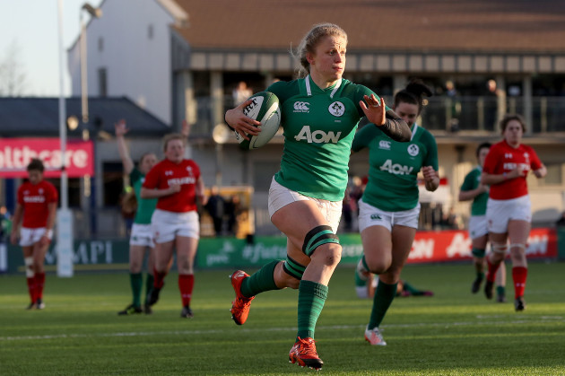Claire Molloy on her way to scoring a try
