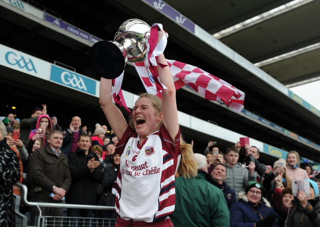 Aoife Ni Chaiside lifts Bill  Agnes Carroll Cup