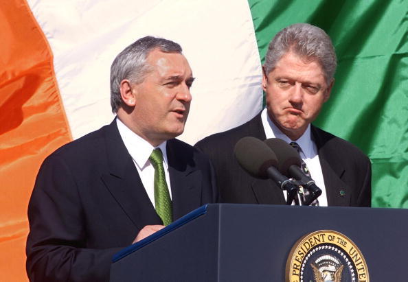 US President Bill Clinton (R) listens to Irish Pri