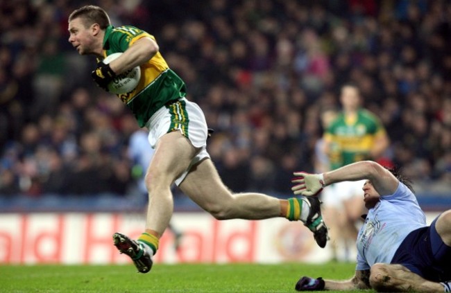 Tom&aacute;s &Oacute; S&eacute; skips past Michael Dara Macauley