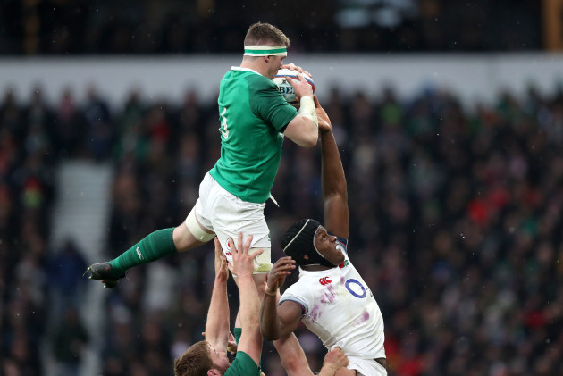 Peter O’Mahony wins line out ball from Maro Itoje