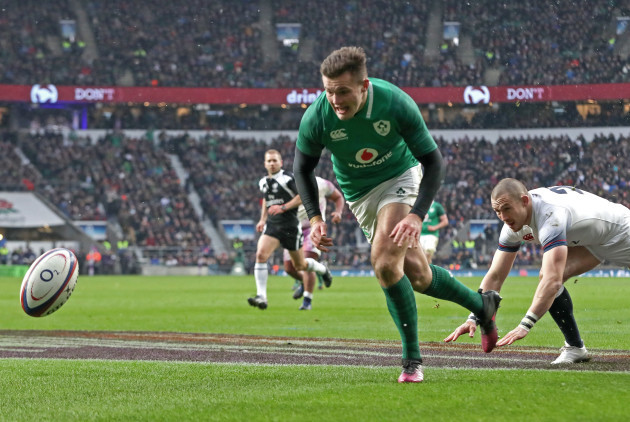 Jacob Stockdale scores a try