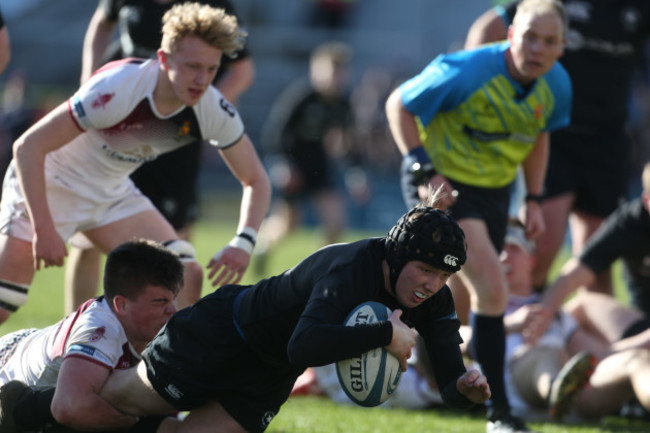 Dara Gaskin scores a try