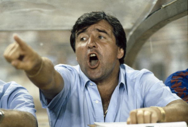 Sport. Football. pic: circa 1984. Barcelona Coach Terry Venables shouts instructions from the dug-out.