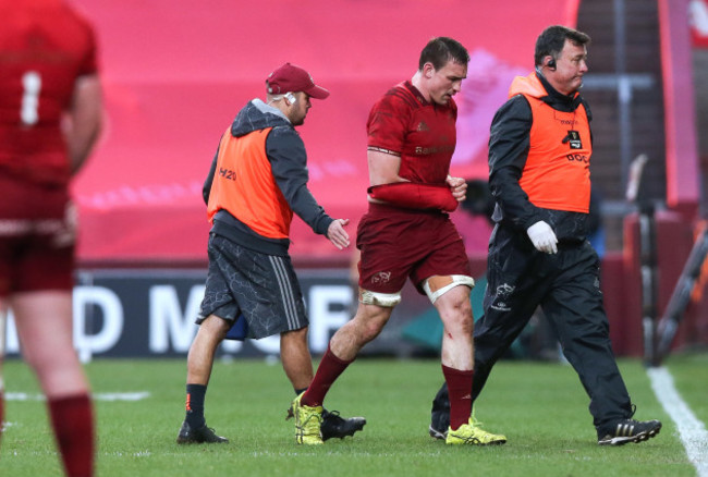 Tommy O'Donnell leaves the field with an injury