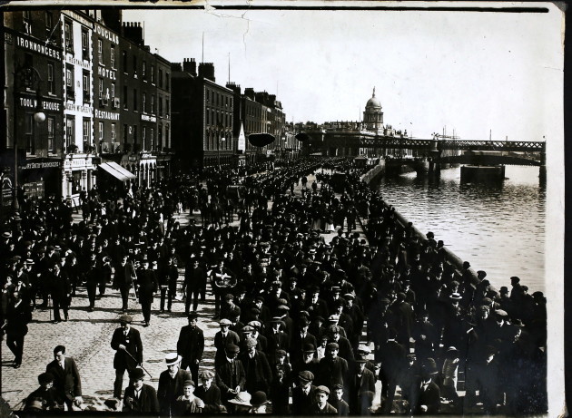Funeral procession of Joh Byrne, victim of Dublin riots, down Eden Quay FRONT