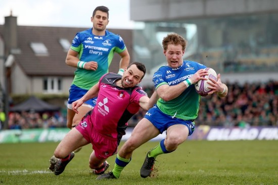 Kieran Marmion scores a try despite Tom Marshall