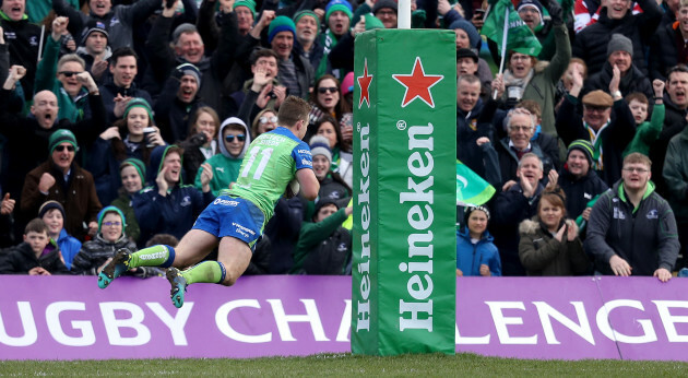 Matt Healy scores a try