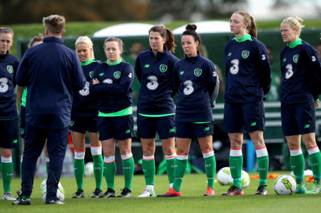 Ireland players listen to Colin Bell