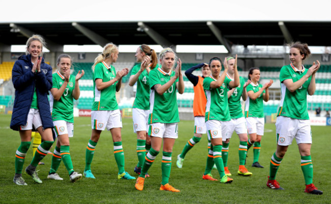 Ireland players acknowledge the crowd