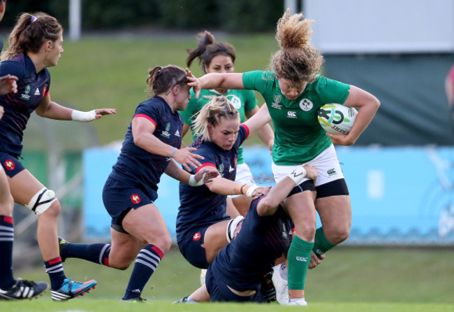 Jenny Murphy tackled by Gaelle Mignot and Lenaig Corson