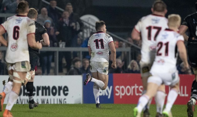 Jacob Stockdale runs in a late try