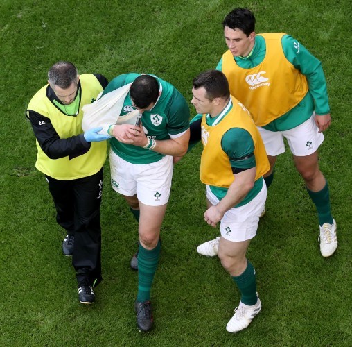 Robbie Henshaw leaves the field due to injury