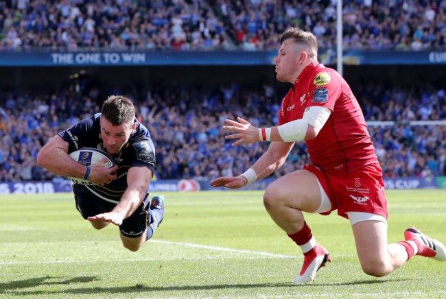 Fergus McFadden scores a try despite the efforts of Steff Evans