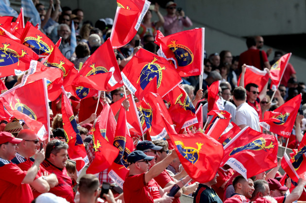 Munster fans wave flags