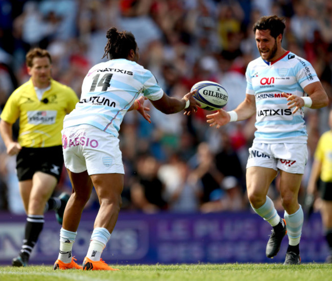 Teddy Thomas passes to Maxime Machenaud to score his sides third try