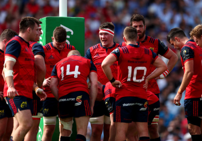 Peter O&rsquo;Mahony speaks to his team after conceding the second try