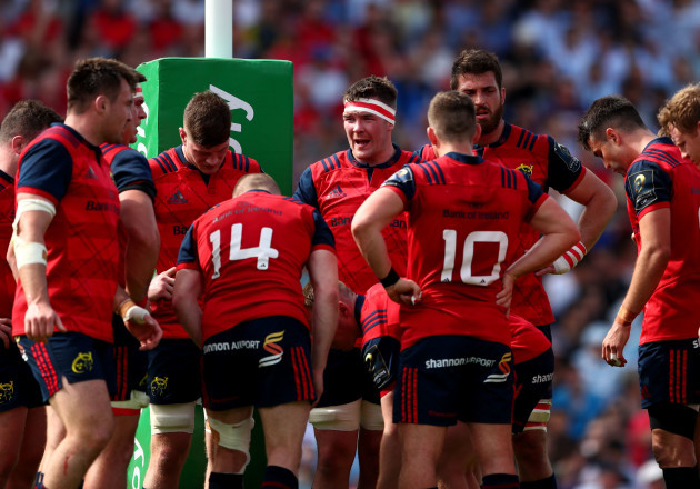 Peter O’Mahony speaks to his team after conceding the second try
