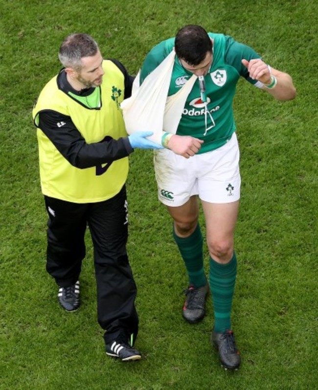 Robbie Henshaw leaves the field due to injury