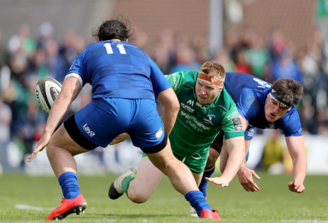 Shane Delahunt offloads to set up a Niyi Adeolokun try despite James Lowe and Tom Daly