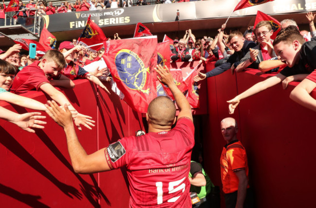 Simon Zebo leaves the field after the game