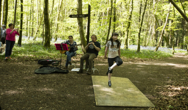 BLUEBELLS AND BUSKERS 758A0820_90544300