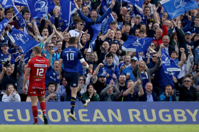 Johnny Sexton celebrates his try