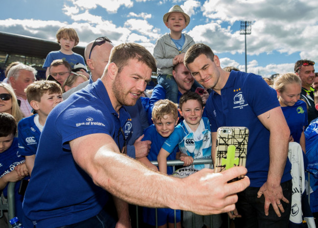 Sean O'Brien and Jonathan Sexton take selfies with fans