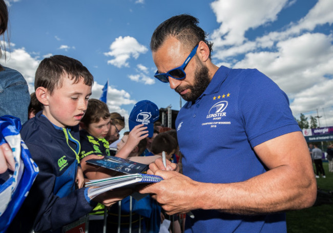 Isa Nacewa signs autographs for fans