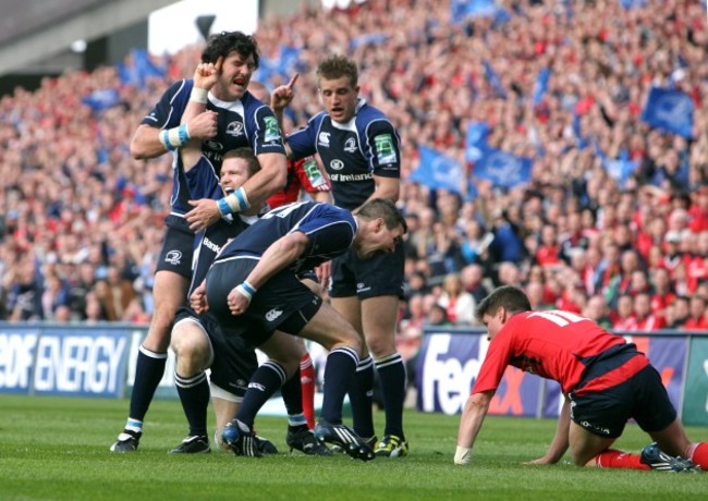 Gordon D'Arcy celebrates his try with Shane Horgan and Luke Fitzgerald