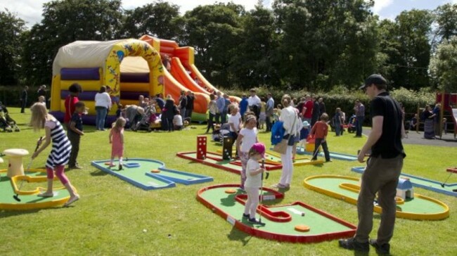 Family Fun Bouncing Castle 001 810x456
