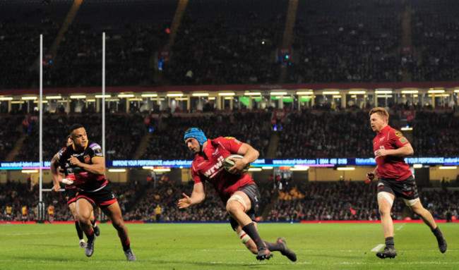 Tadhg Beirne scores a try