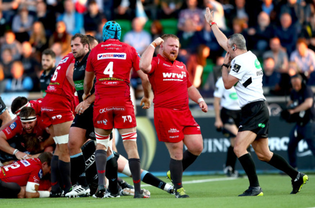 Samson Lee celebrates as his side's scoring their fourth try