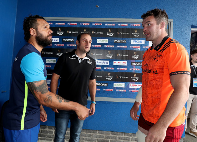 Isa Nacewa and Peter O'Mahony with referee Stuart Berry at the coin-toss