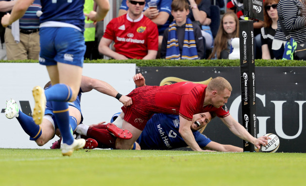 Keith Earls scores a try