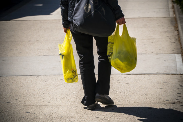 NY: New York plastic bag battle begins