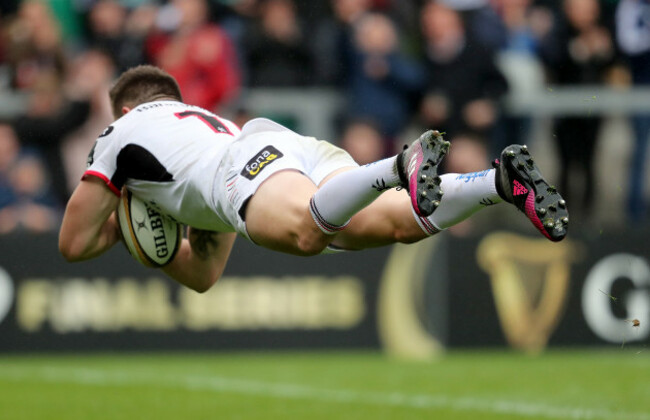 Jacob Stockdale scores a try
