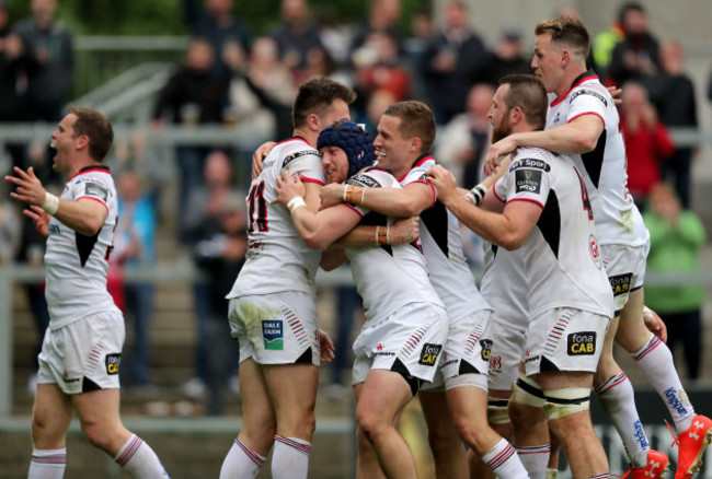 Jacob Stockdale celebrates his try with team mates