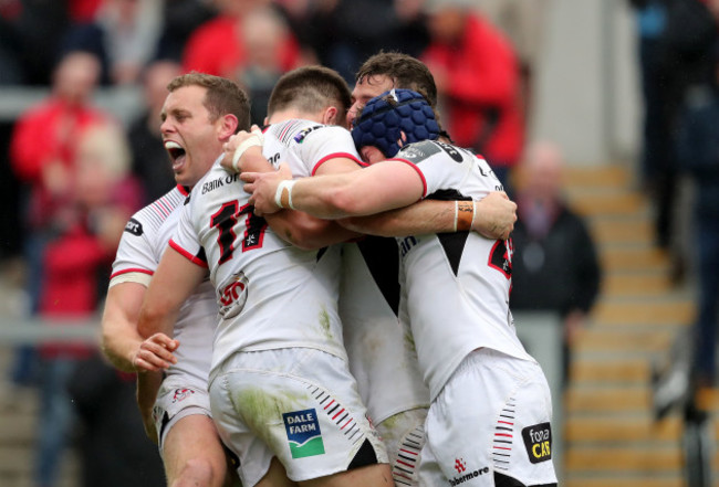 Jacob Stockdale celebrates his try with team mates