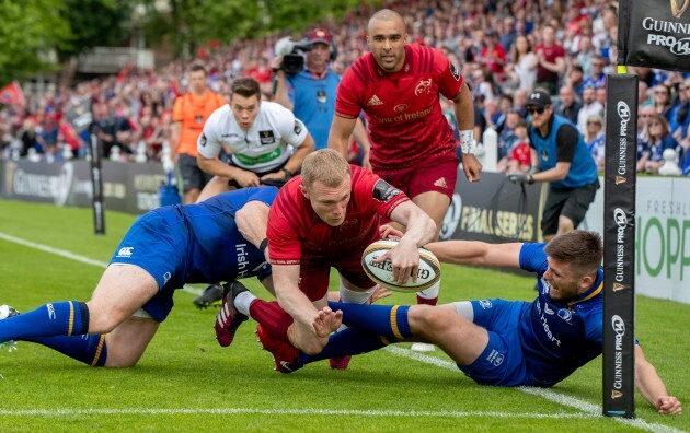 Keith Earls scores a try