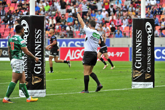 Quinton Immelman awards a penalty try to the Southern Kings