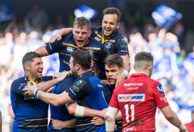 Leinster players celebrate Jonathan Sexton's try