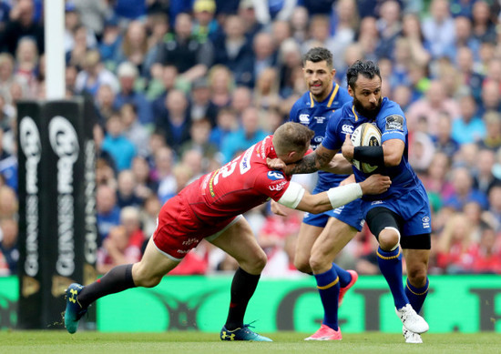 Isa Nacewa tackled by Hadleigh Parkes