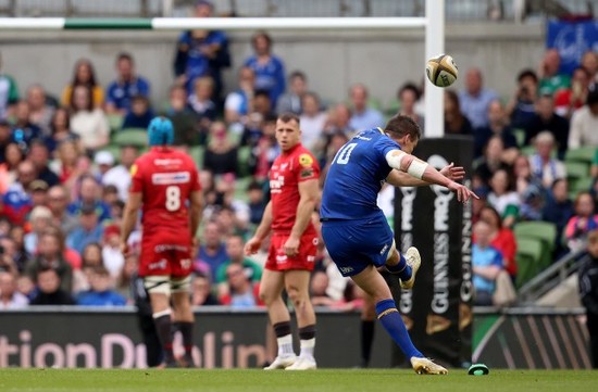 Jonathan Sexton kicks a penalty