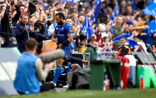 Isa Nacewa is applauded after being forced to leave the field with injury