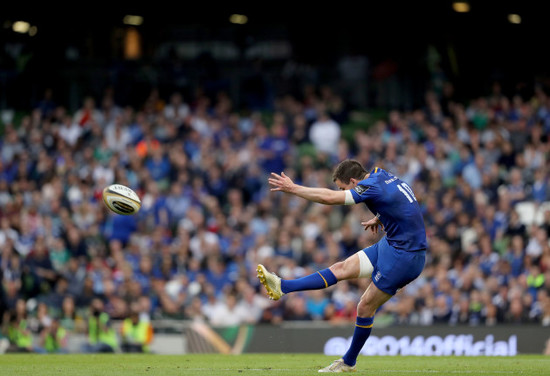 Jonathan Sexton kicks a penalty